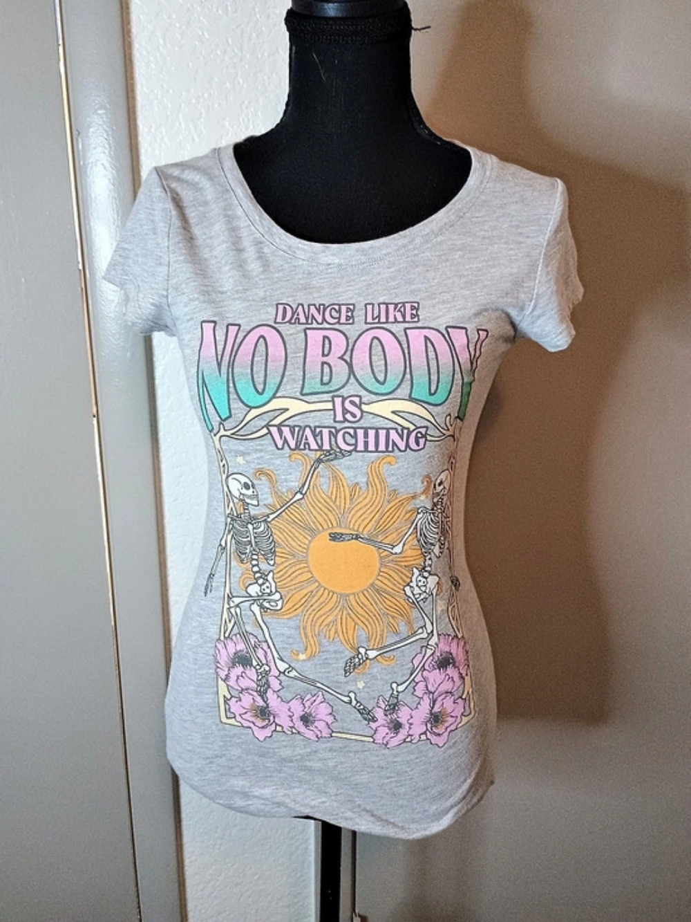 Wound Up Dance Like No Body Is Watching Skeleton Graphic Tee Gray & Pink Small